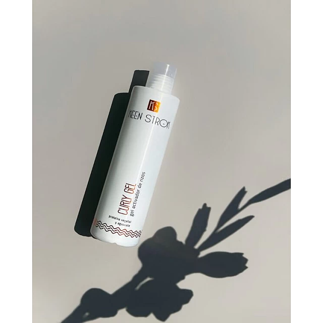 Gel za kovrdžavu kosu - za oblikovanje i efekat elastičnih lokni CURLY GEL 250 ml |Keen Strok | Kozmo Gel za kovrdžavu kosu - za oblikovanje i efekat elastičnih lokni CURLY GEL 250 ml |Keen Strok | Kozmo