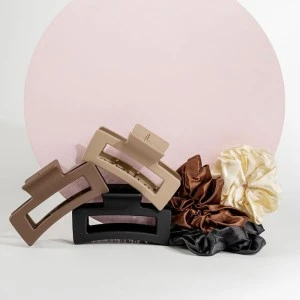 Set skranči gumica i šnalica za kosu Natural Hair Clip & Scrunchie Set