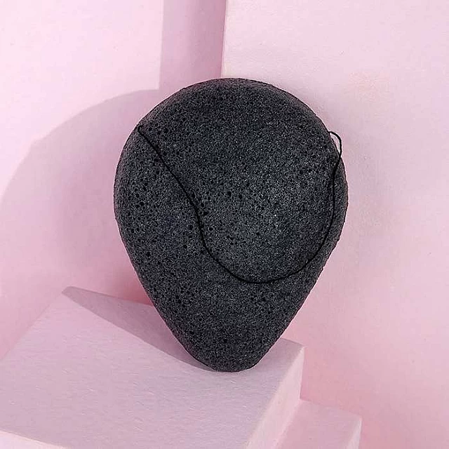 Konjac Sunđer Za Kožu Sa Aktivnim Ugljem| Brushworks |Kozmo Shop Online Konjac Sunđer Za Kožu Sa Aktivnim Ugljem| Brushworks |Kozmo Shop Online