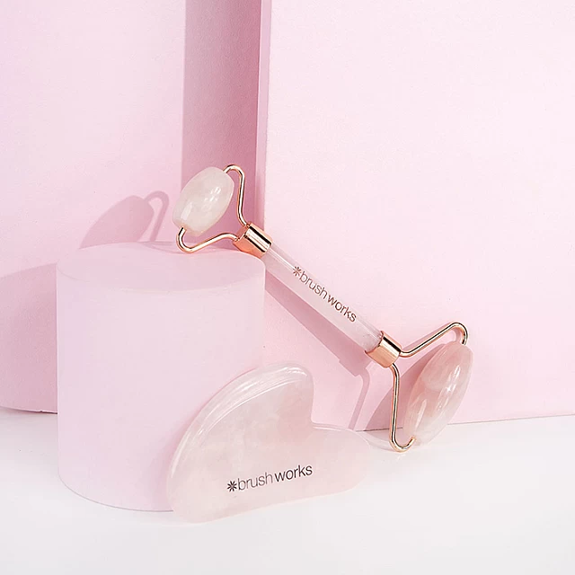 Roler od roze kvarca i Gua Sha | BRUSHWORKS| Kozmo Online Roler od roze kvarca i Gua Sha | BRUSHWORKS| Kozmo Online