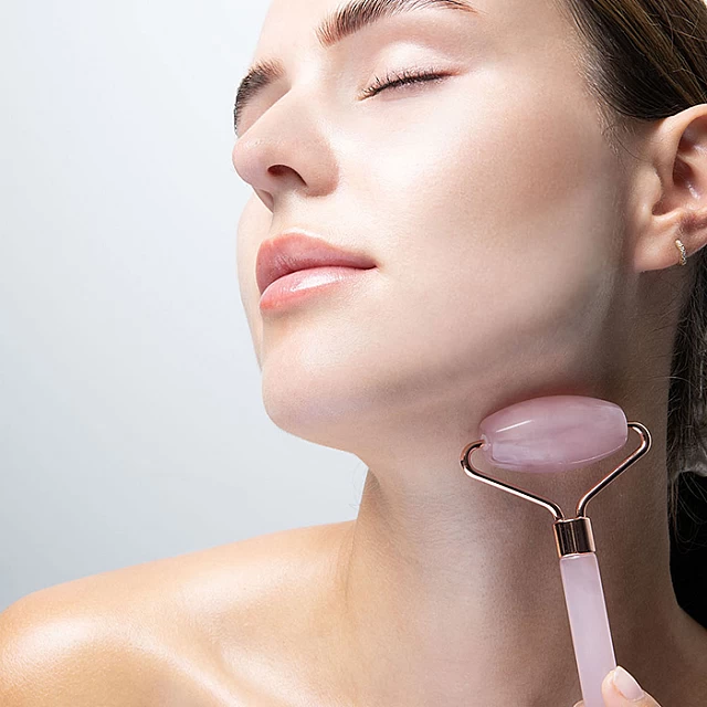 Roler Od Roze Smole I Gua Sha | BRUSHWORKS| Kozmo Online Roler Od Roze Smole I Gua Sha | BRUSHWORKS| Kozmo Online