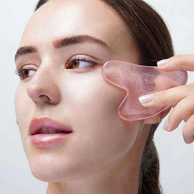 Roler Od Roze Smole I Gua Sha | BRUSHWORKS| Kozmo Online Roler Od Roze Smole I Gua Sha | BRUSHWORKS| Kozmo Online