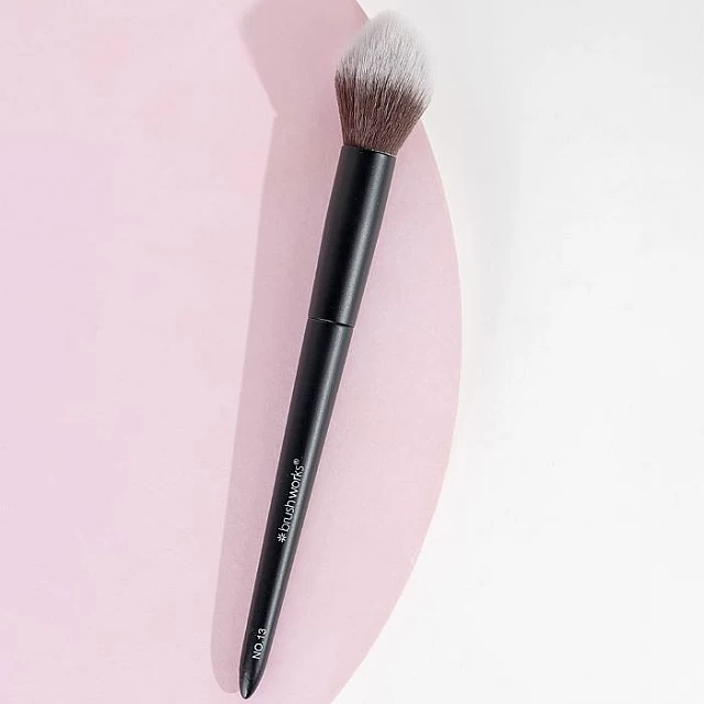 Četkica za hajlajter No. 13 | BRUSHWORKS | Kozmo Online Četkica za hajlajter No. 13 | BRUSHWORKS | Kozmo Online