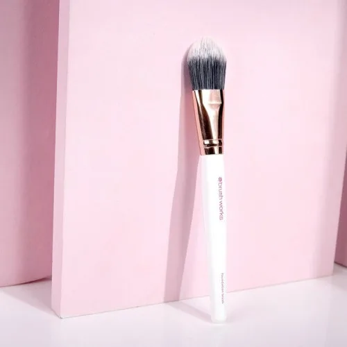 Četkica za tečni puder White & Gold Brushworks 