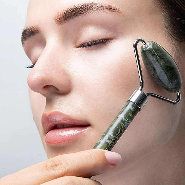 Roler Za Lice Od Žada | BRUSHWORKS | Kozmo Online Roler Za Lice Od Žada | BRUSHWORKS | Kozmo Online