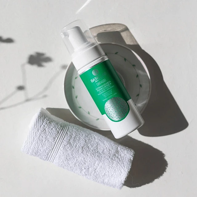 BasicLab Pena za čišćenje lica za masnu i osetljivu kožu sklonu aknama | Kozmo | 5904639170958 