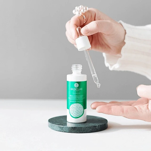 BasicLab Serum sa 5% Niacinamida za Masnu Kožu i Akne – Sužava Pore, Reguliše Sebum 15ml | 5907637951536 | Kozmo