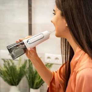 Bežični vodeni konac za zube Nordics za interdentalno čišćenje Water Flosser beli