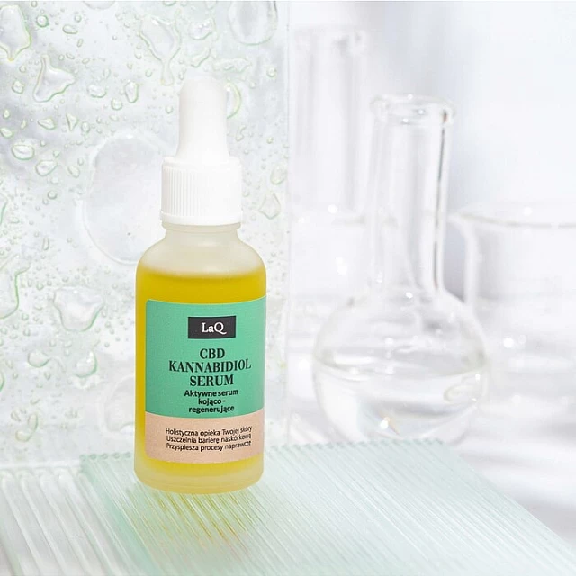 No9 Aktivni uljani serum za lice za osetljivu i masnu kožu sa uljem konoplje 30ml Mirišljava sveća od soje sa mirisom božura i ružičastog bibera 180ml | LaQ | KOZMO LaQ No9 Happy green - Aktivni uljani serum za lice za osetljivu i masnu kožu sa uljem konoplje 30ml | KOZMO