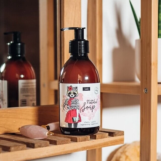 Prirodni tečni sapun i gel za tuširanje sa mirisom trešnje 2u1 300ml | LaQ | KOZMO Prirodni tečni sapun i gel za tuširanje sa mirisom trešnje 2u1 300ml | LaQ | KOZMO