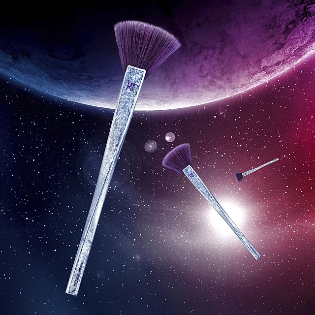 Lepezasta četkica za šminkanje REAL TECHNIQUES BRUSH CRUSH™ Vol. II | Kozmo Lepezasta četkica za šminkanje REAL TECHNIQUES BRUSH CRUSH™ Vol. II | Kozmo