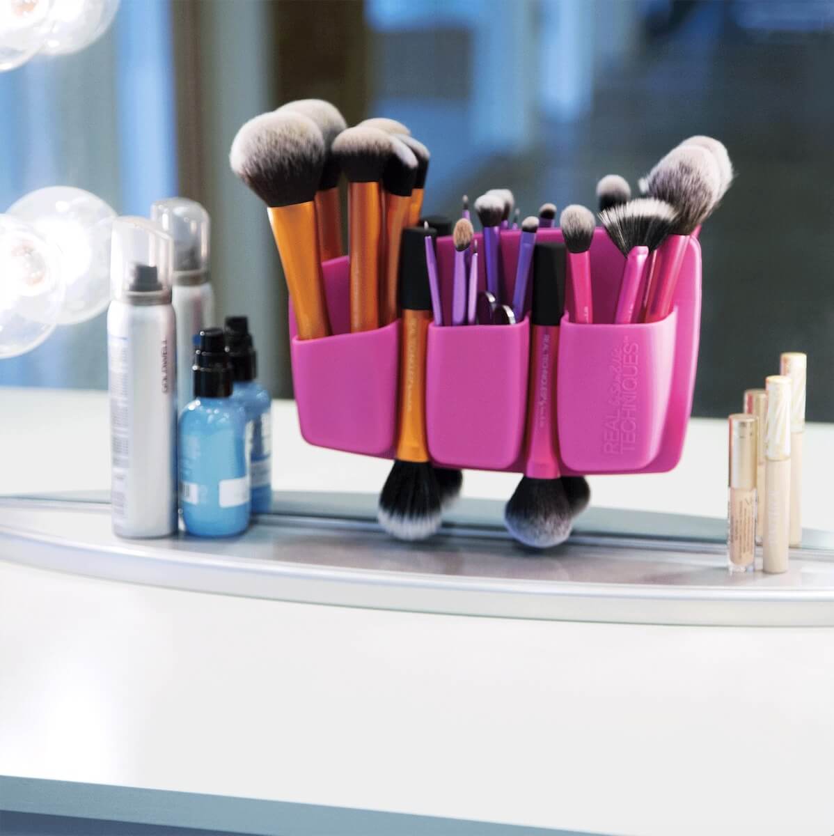 Roze stalak za makeup pribor sa tri džepa REAL TECHNIQUES EXPERT ORGANIZER  | Kozmo
