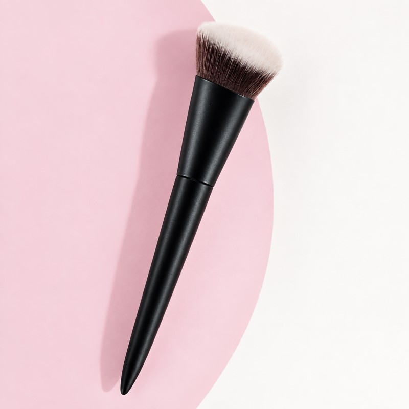 Ugaona četkica za tečni puder No. 9 Brushworks
