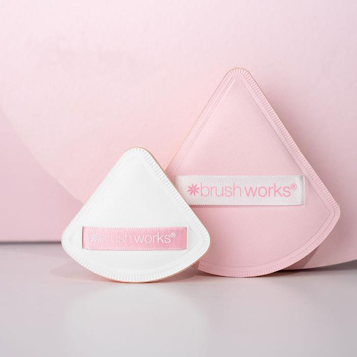 Trouglasti sunđer za nanošenje pudera 2 kom. 5056682800464 ∣ Brushworks ∣ kozmo.rs
