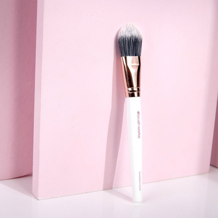 Četkica za tečni puder White i Gold 5060455146246 | BRUSHWORKS | Kozmo Online